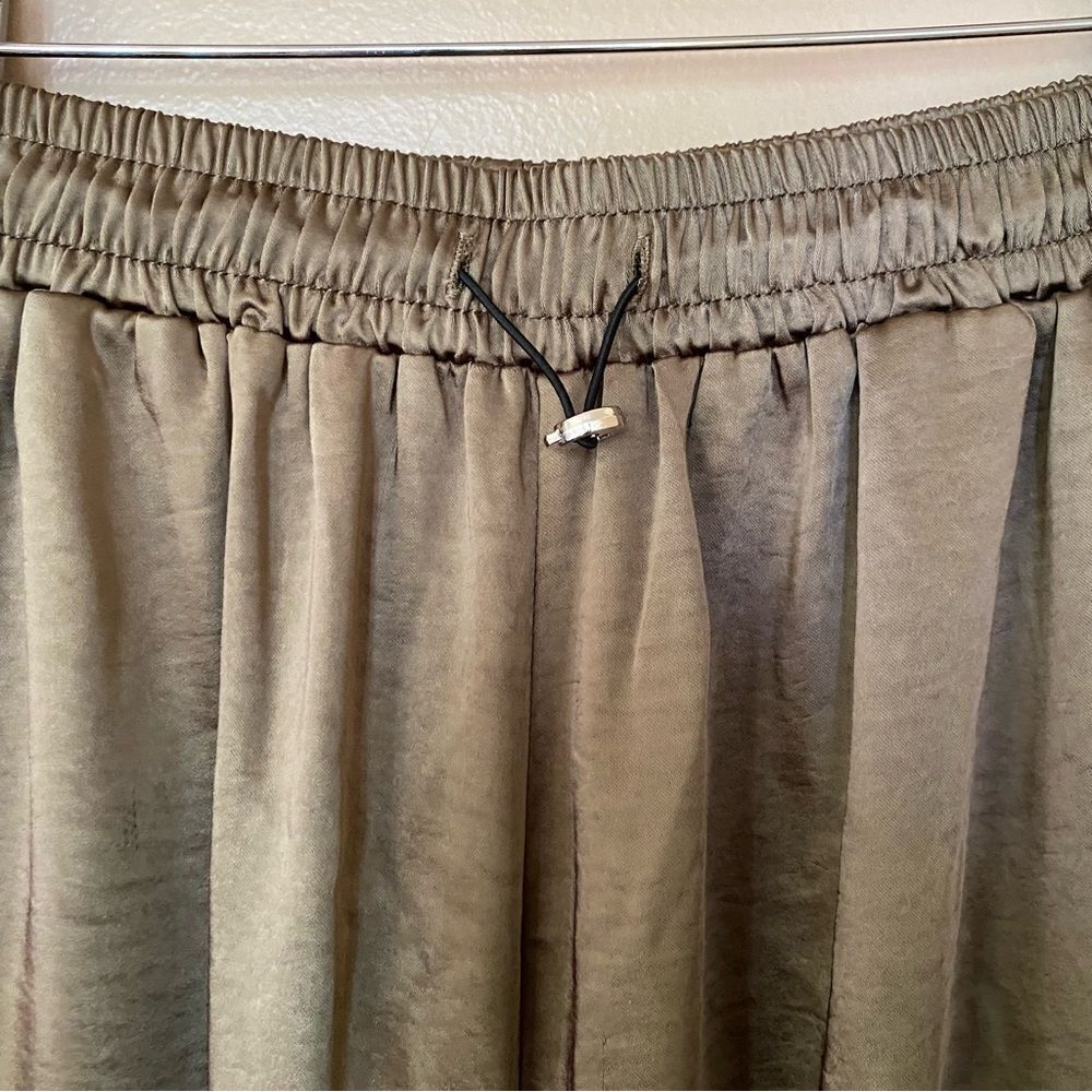 Superdown Rita Cargo Pants Olive green satin track jogger pull on Revolve NWT - Picture 10 of 11